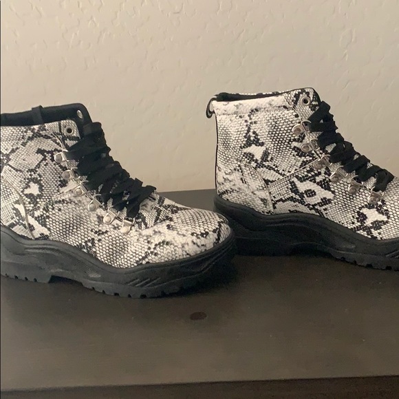 Snake print boots - Picture 3 of 4